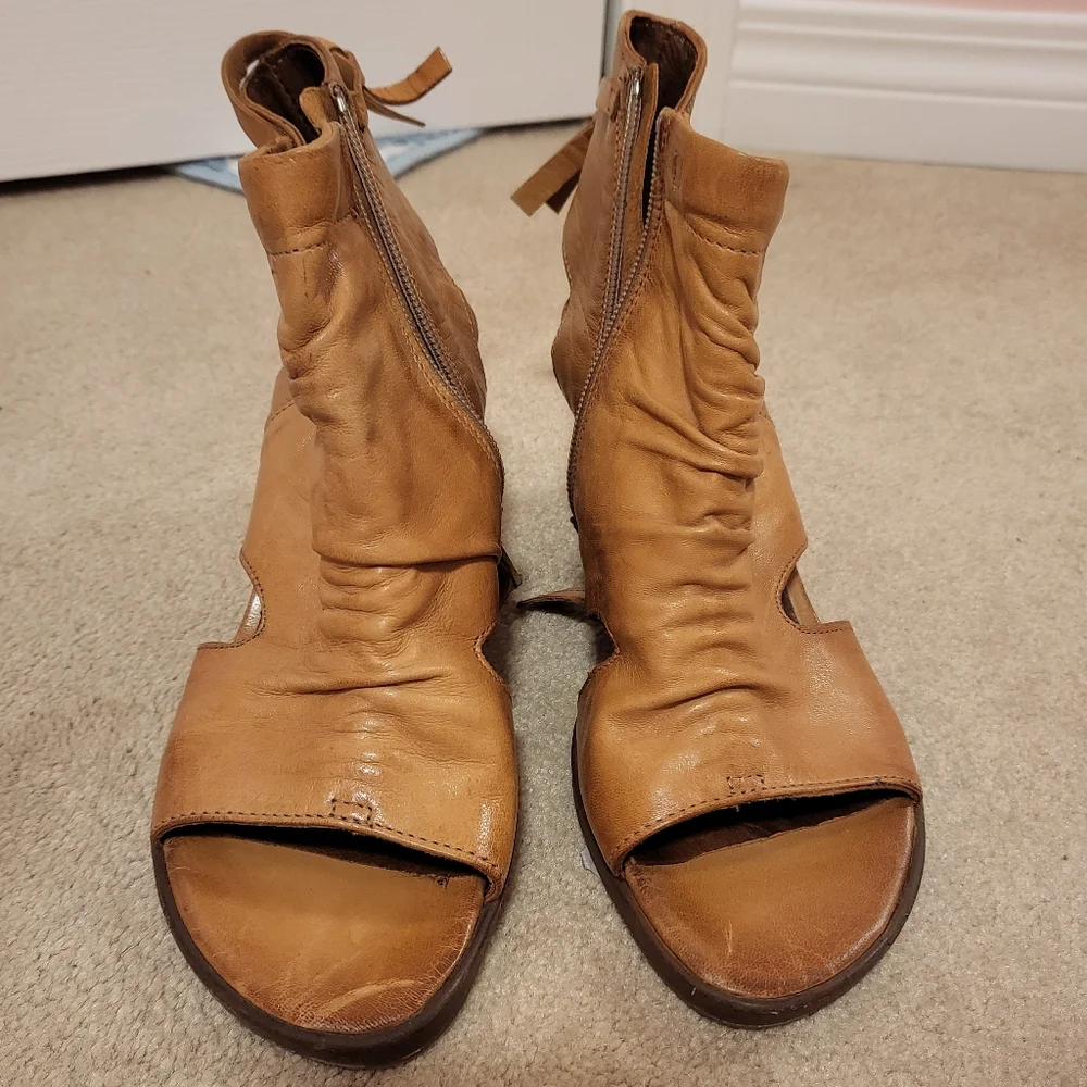 Open Toe Tan Wedge - Picture 1 of 8